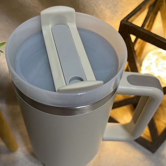 ✨40oz Reusable Vacuum Quencher Tumbler with Straw ✨ CREAM WHITE ✨ - Picture 11 of 11